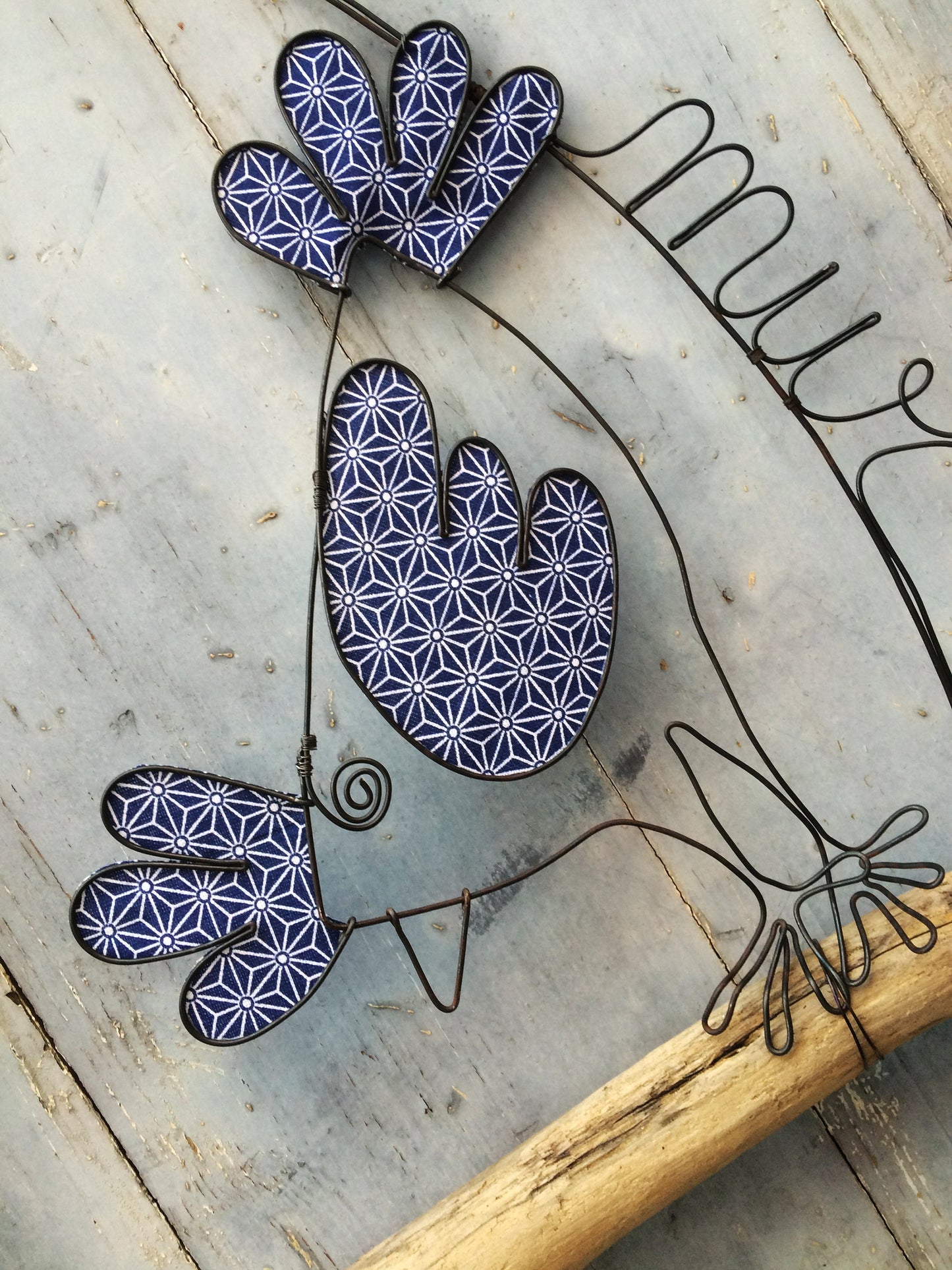 Décoration murale poule métal avec du bois flotté et fil de fer, une poule sur un mur, décoration campagne chic, bohème rétro, nature wire