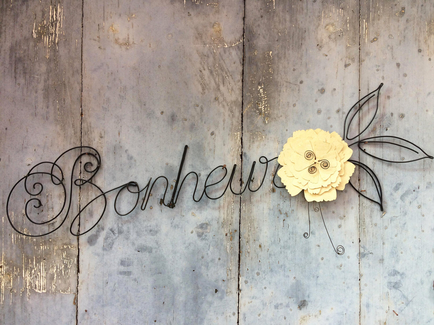 Wort HAPPINESS aus Draht, Türschild, Papierblume, Nachricht aus Draht, Satz, personalisierter Vorname, Skulptur, Wanddekoration