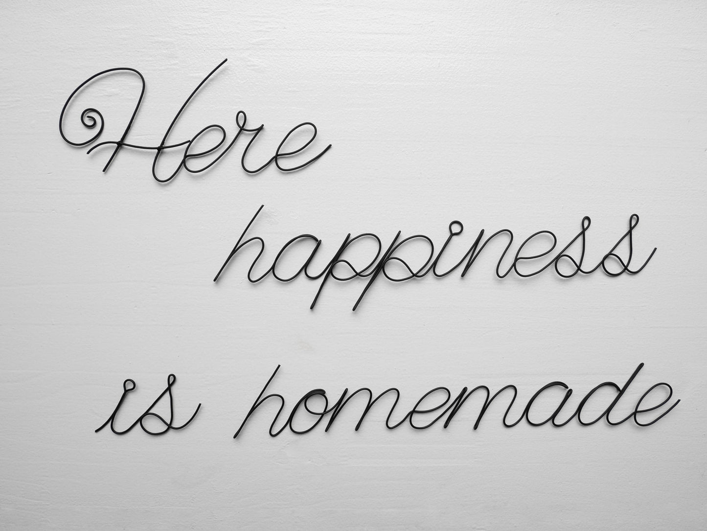 Zitat aus echtem geglühtem Draht, „Hier ist das Glück hausgemacht“, Heimwanddekoration, Wandskulptur, Botschaft aus geglühtem Draht