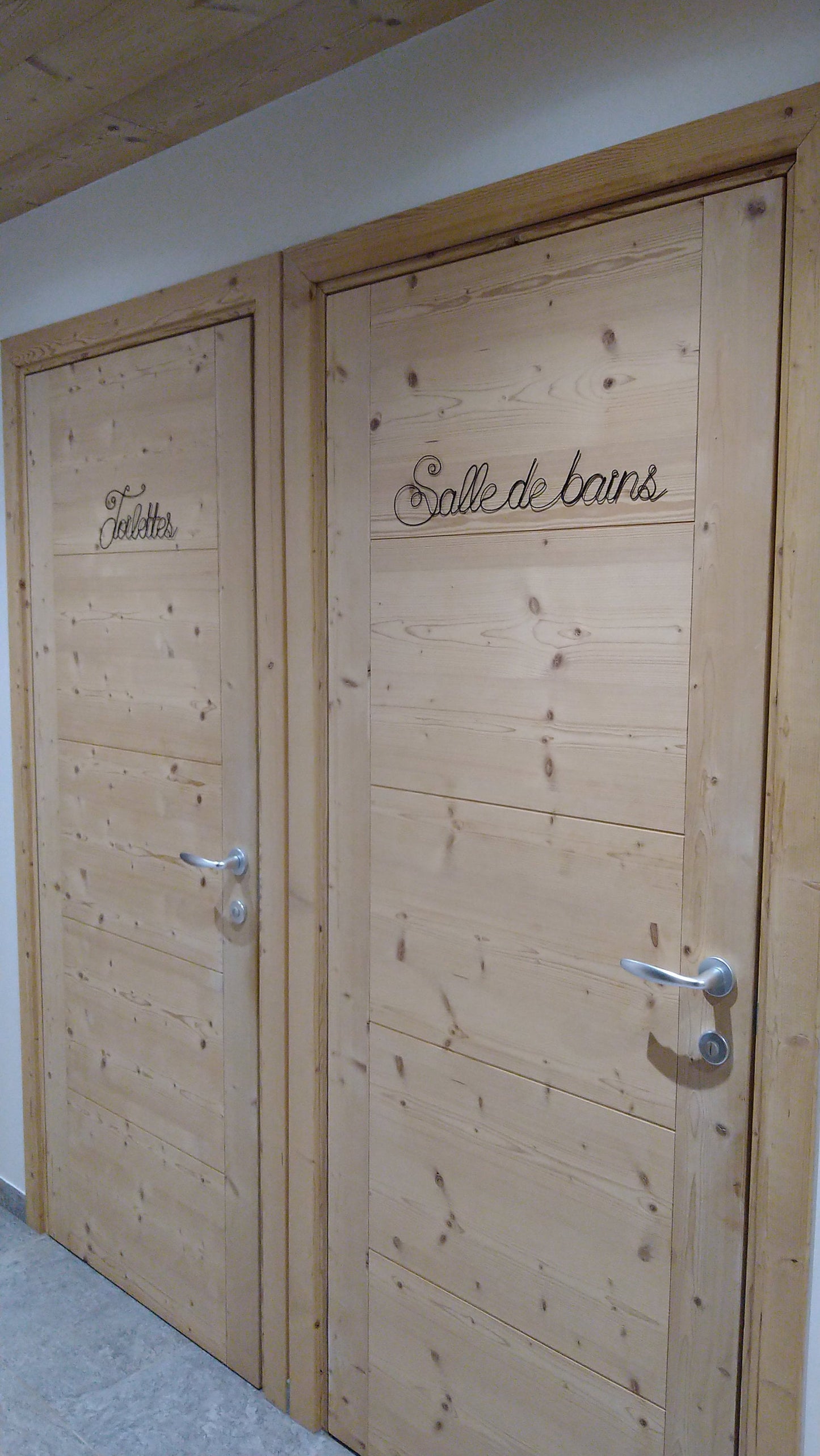 Bathroom door plate in annealed wire, wire word, message, customizable wire phrase, bathroom decoration