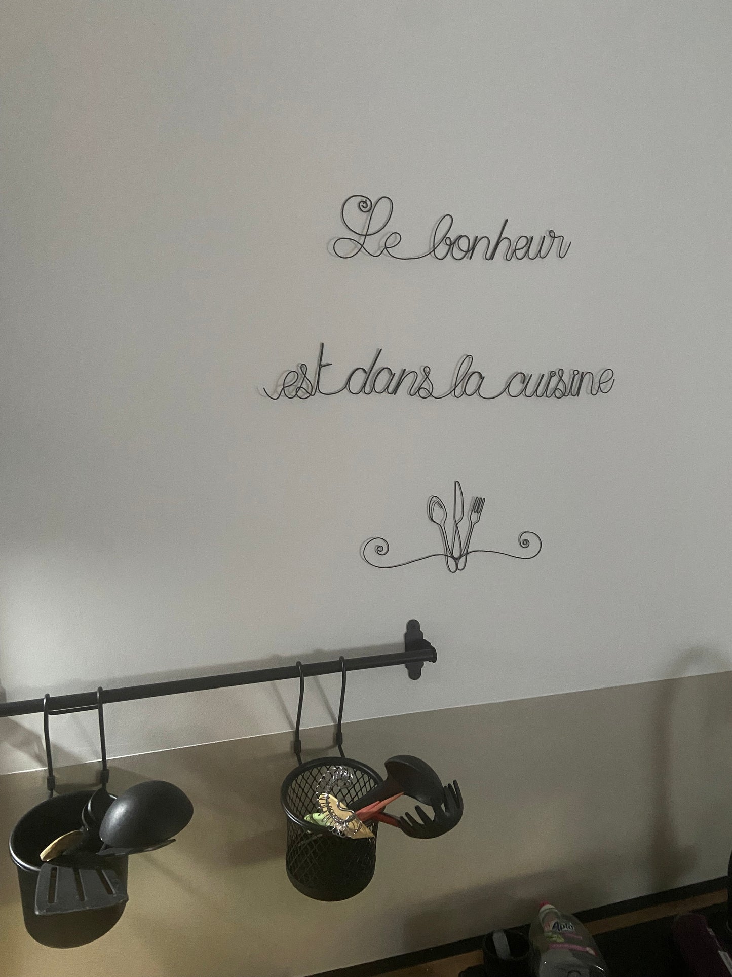 Zitat aus echtem geglühtem Draht, Happiness is in the kitchen, Küchenwanddekoration, Skulptur aus geglühtem Draht