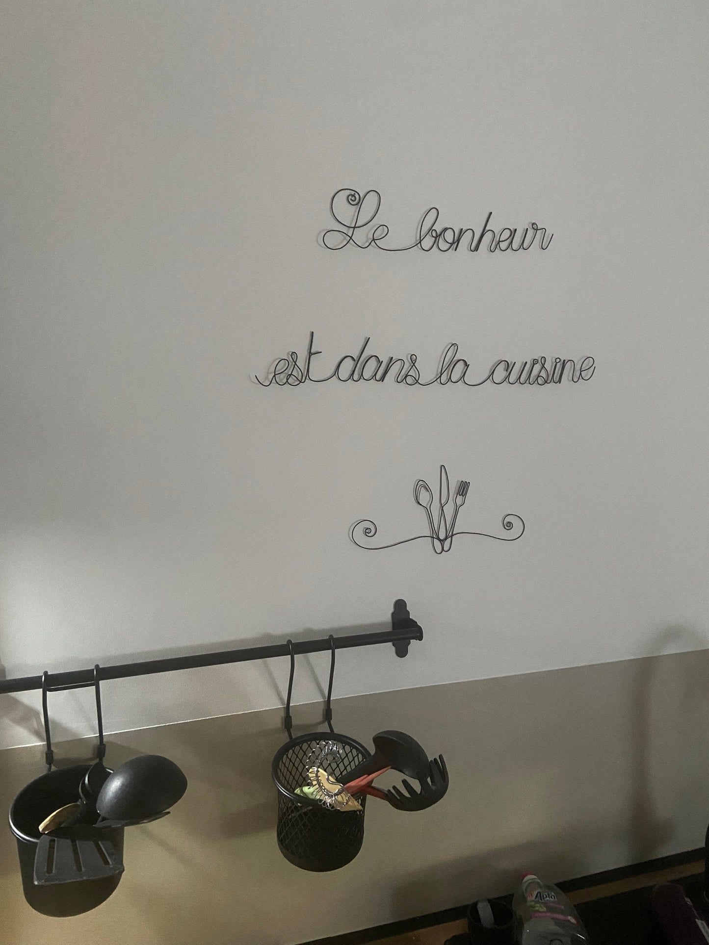 Zitat aus echtem geglühtem Draht, Happiness is in the kitchen, Küchenwanddekoration, Skulptur aus geglühtem Draht