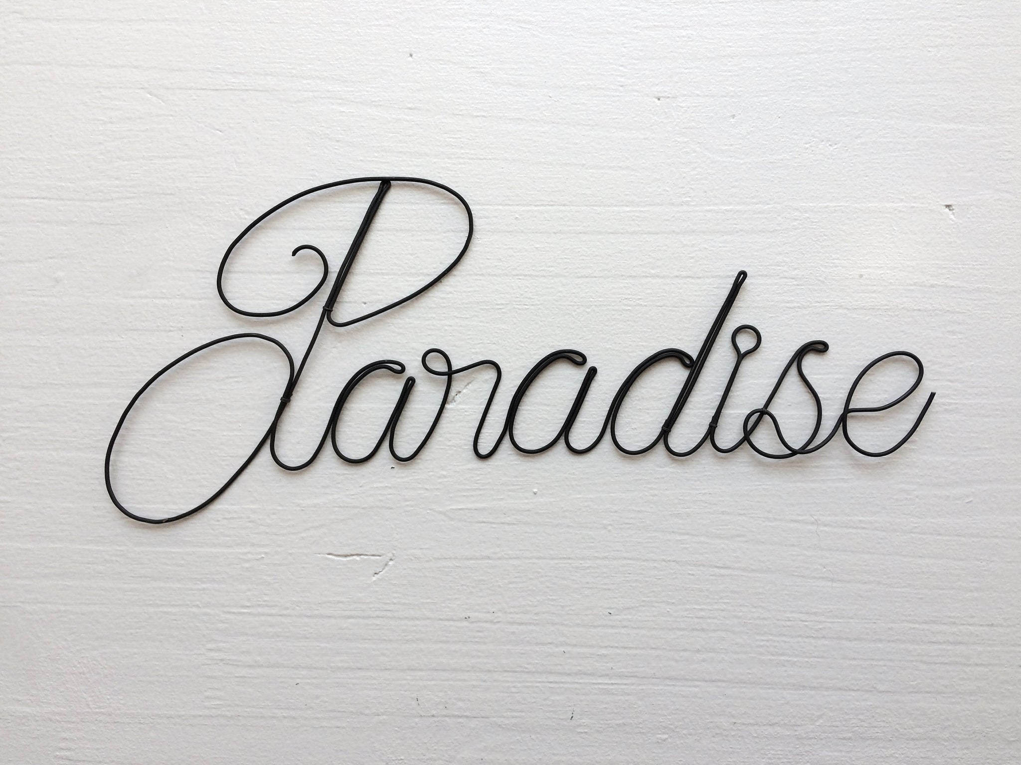 Paradise-Türschild aus geglühtem Draht, Wort aus Draht, Nachricht, Satz, Schrift, Zitat, Skulptur aus geglühtem Draht