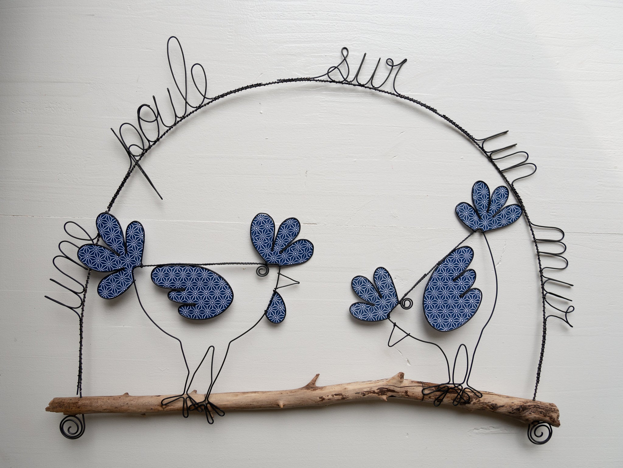 Décoration murale poule métal avec du bois flotté et fil de fer, une poule sur un mur, décoration campagne chic, bohème rétro, nature, coq