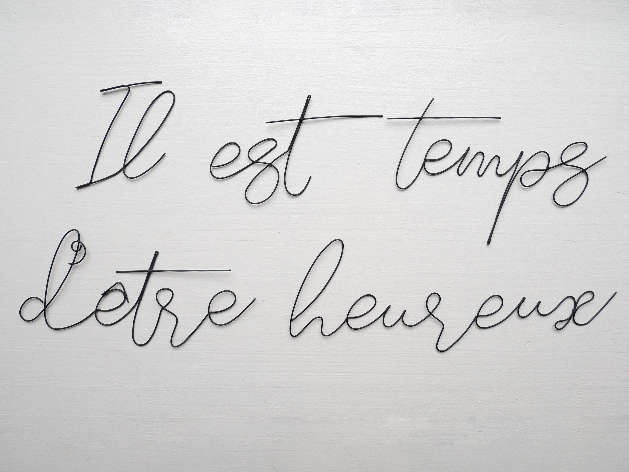 Satz aus Draht, Zitat aus geglühtem Draht, Wort aus Draht, Wanddekoration, Glück, es ist Zeit, glücklich zu sein, Skulptur