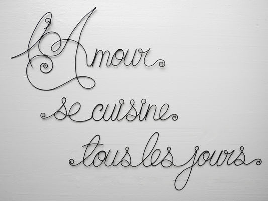 Phrase murale l'amour se cuisine tous les jours, en fil de fer recuit, déco cuisine, amour, écriture fil de fer, phrase fil de fer