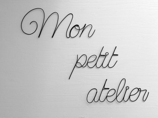 Mon petit atelier, phrase en fil de fer recuit, citation murale en fil de fer, décoration murale, plaque de porte, déco atelier de couture