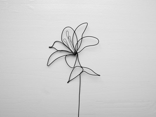 Wire flower lily flower in annealed wire, floral wall decoration, bohemian nature decoration, bouquet of flowers, mistress gift