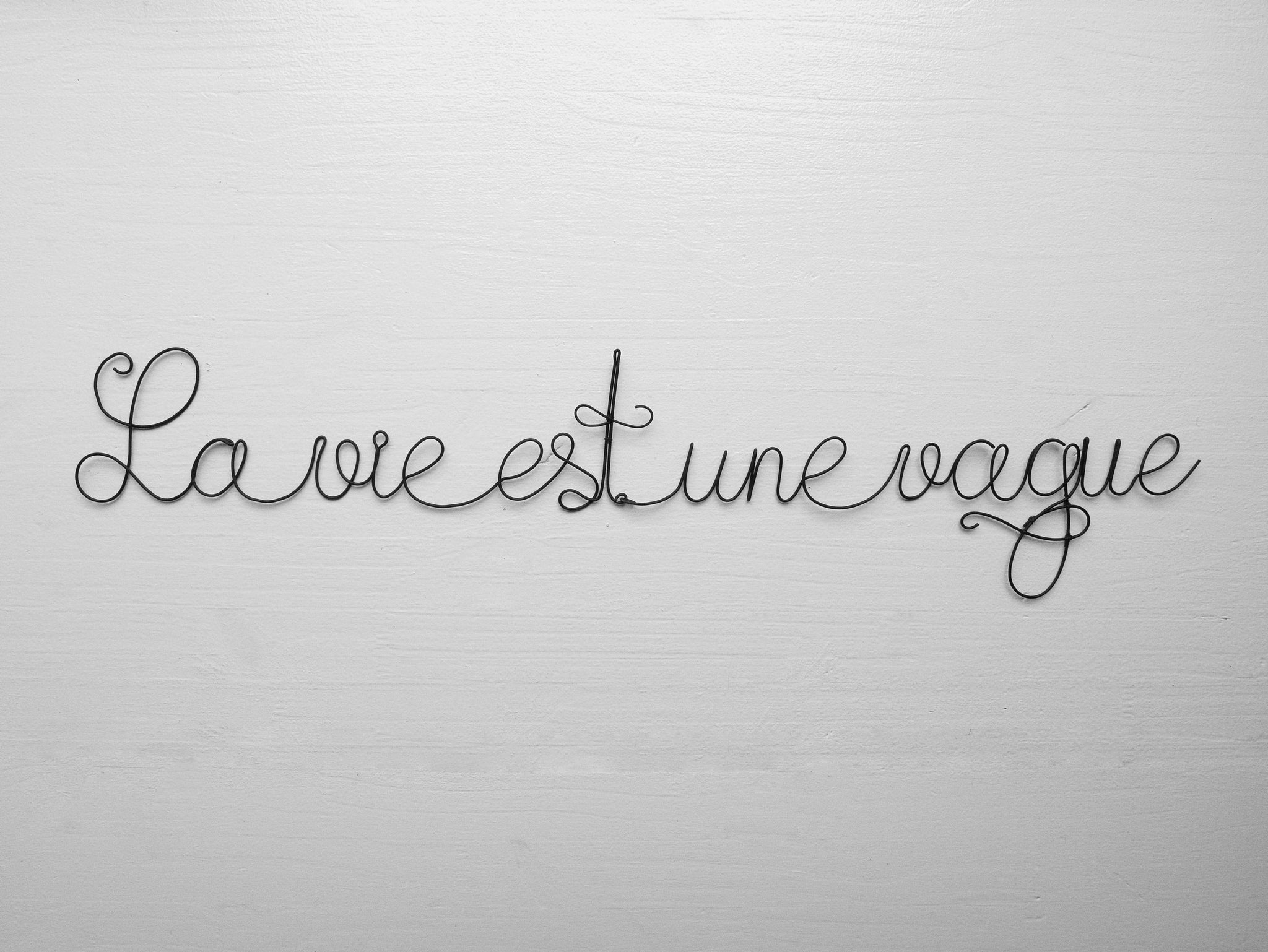 Phrase aus geglühtem Draht „Life is a wave“, Wort aus geglühtem Draht, „Life is beautiful“, Botschaft, Wanddekoration aus Draht mit Zitat