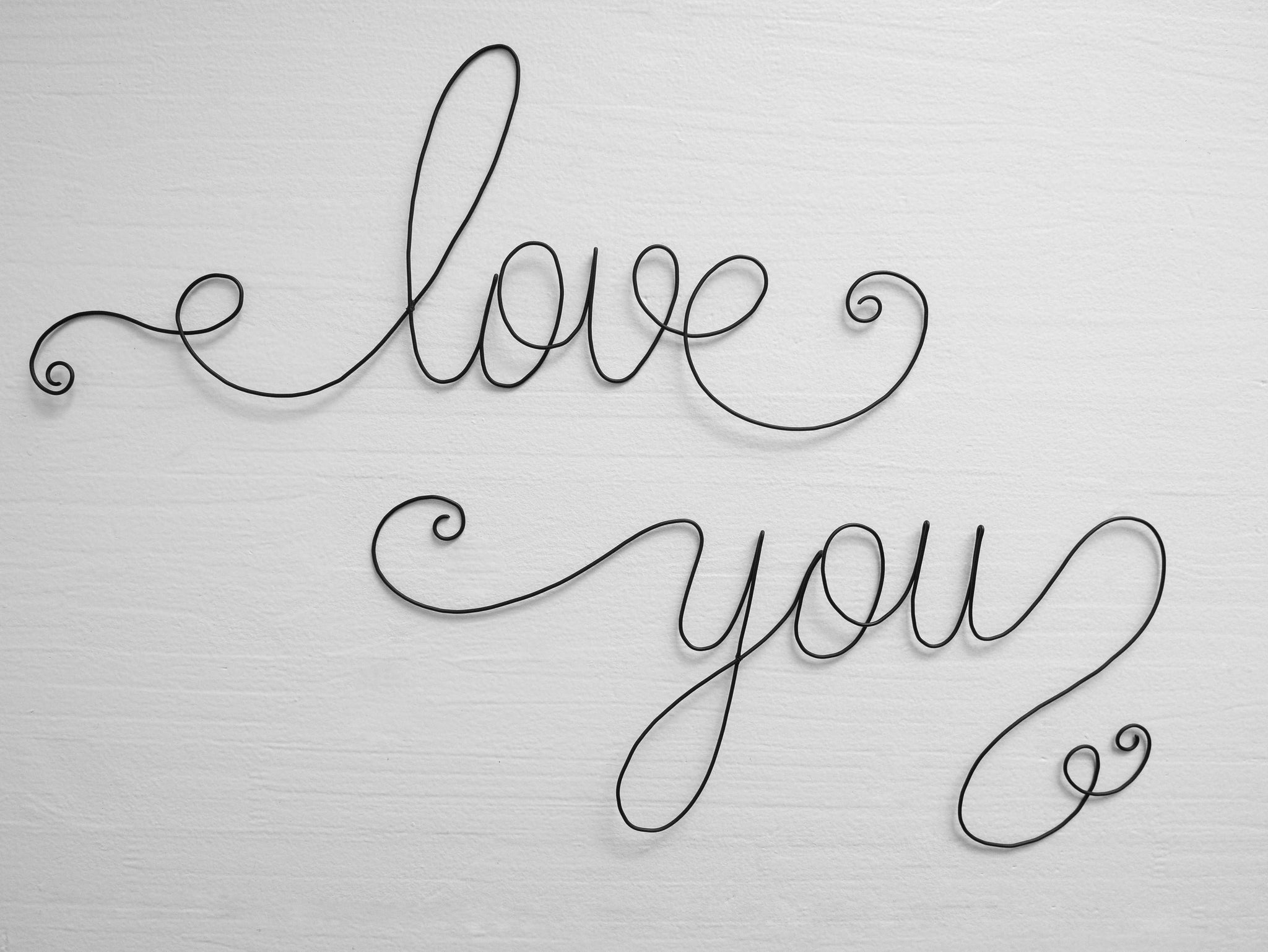 Wort „Love You“ aus geglühtem Draht, Botschaft, Wandsatz, Schriftzug, Zitatdrahtskulptur, Wanddekoration, Türschild