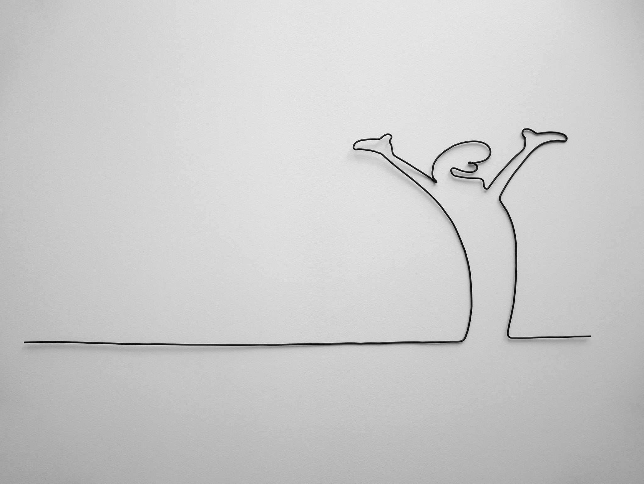 Inspiration Parodie La Linea en fil de fer recuit, sculpture fil de fer, décoration murale, déco année 70, citation fil de fer, écriture