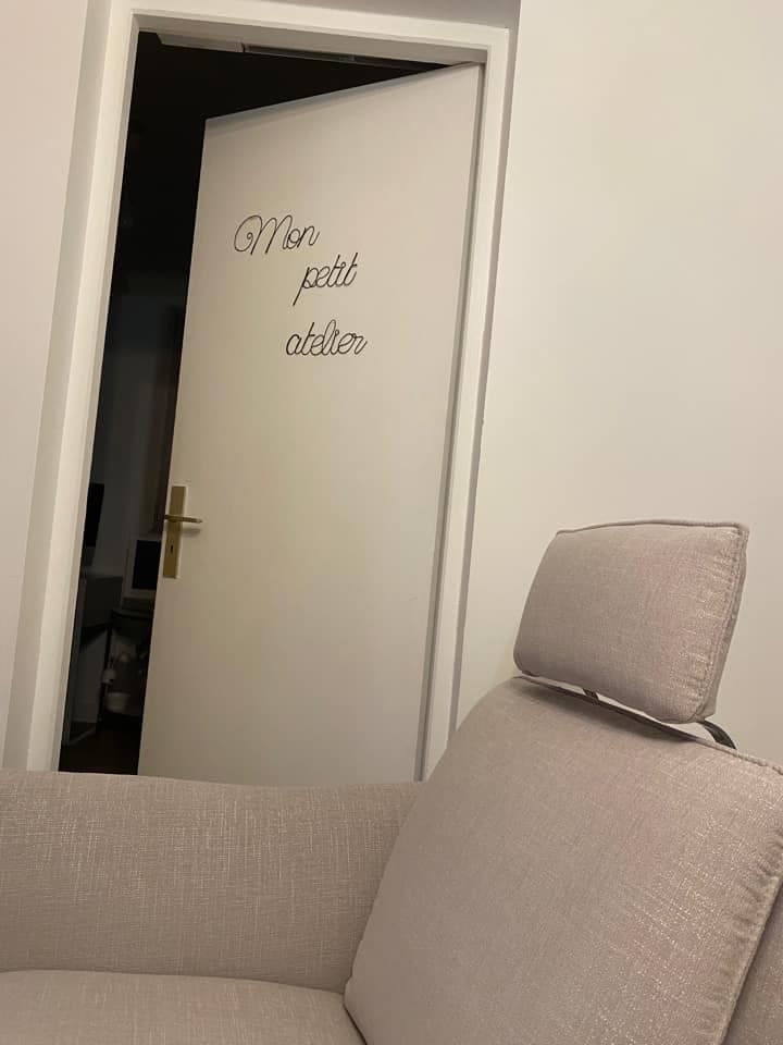 Mon petit atelier, phrase en fil de fer recuit, citation murale en fil de fer, décoration murale, plaque de porte, déco atelier de couture