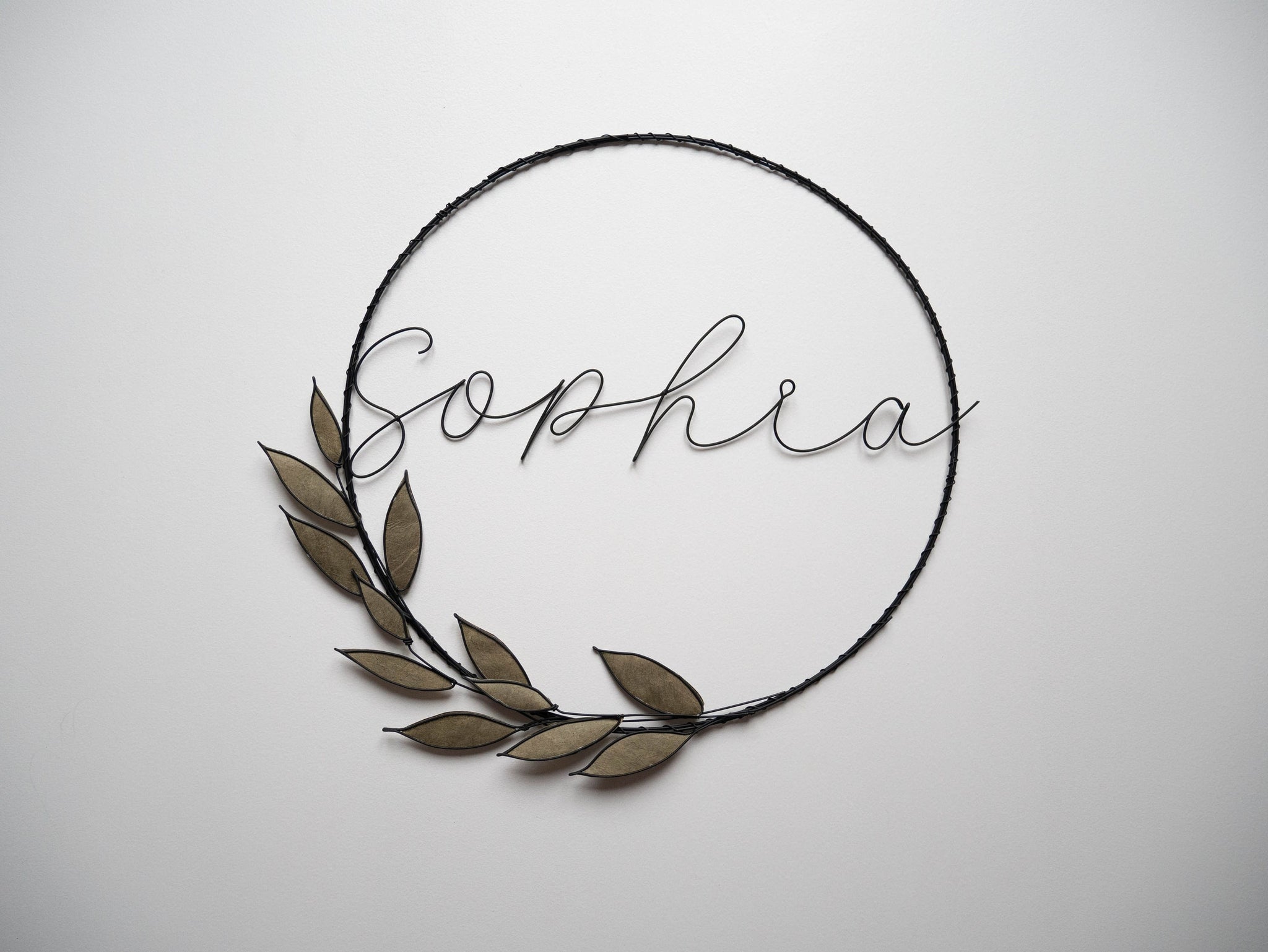 Prénom fil de fer personnalisable, couronne avec feuilles, décoration murale pour chambre d'enfant, couronne de fleurs prénom, déco murale