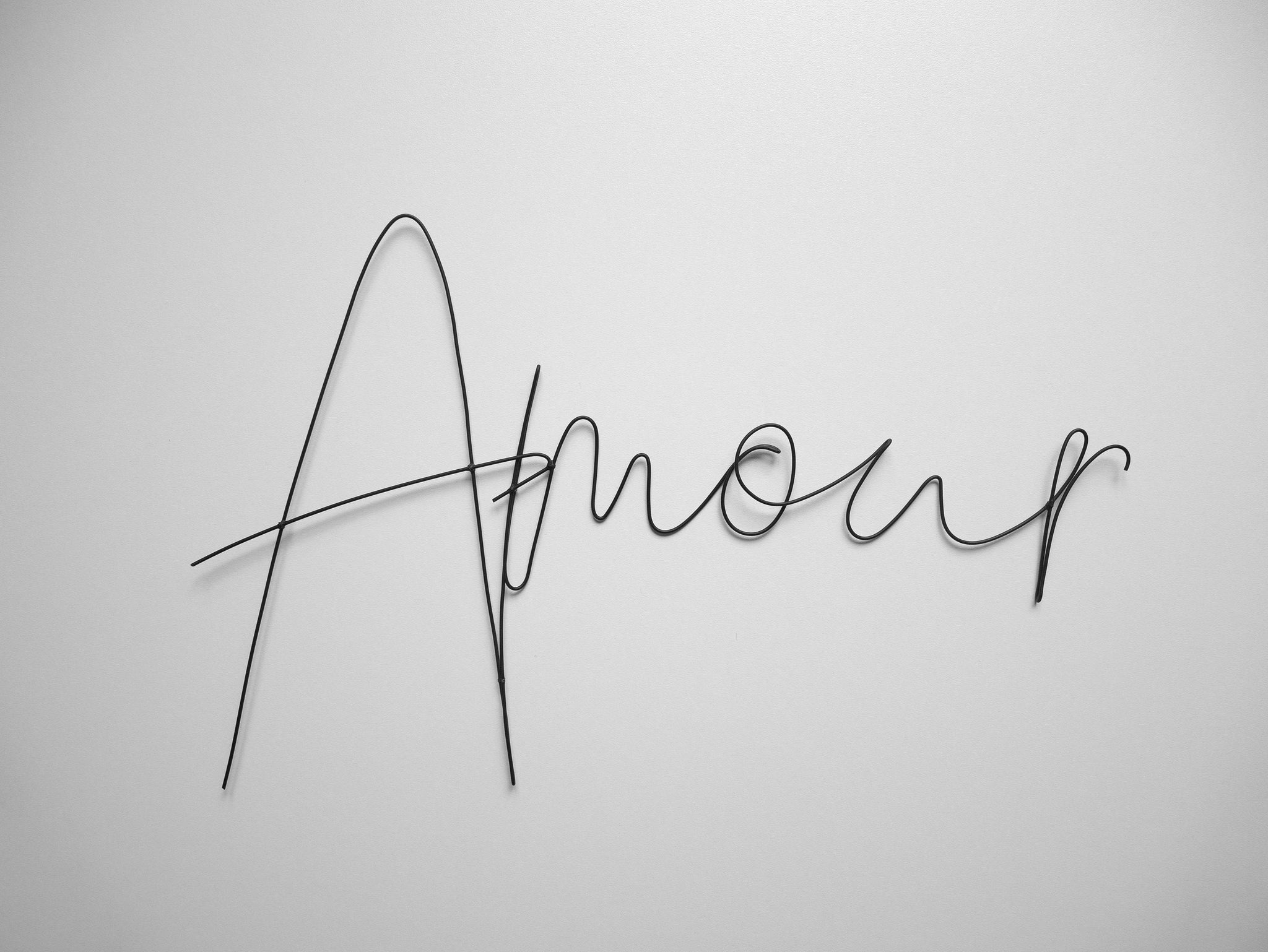 Wort Liebe aus geglühtem Draht, Wanddekoration