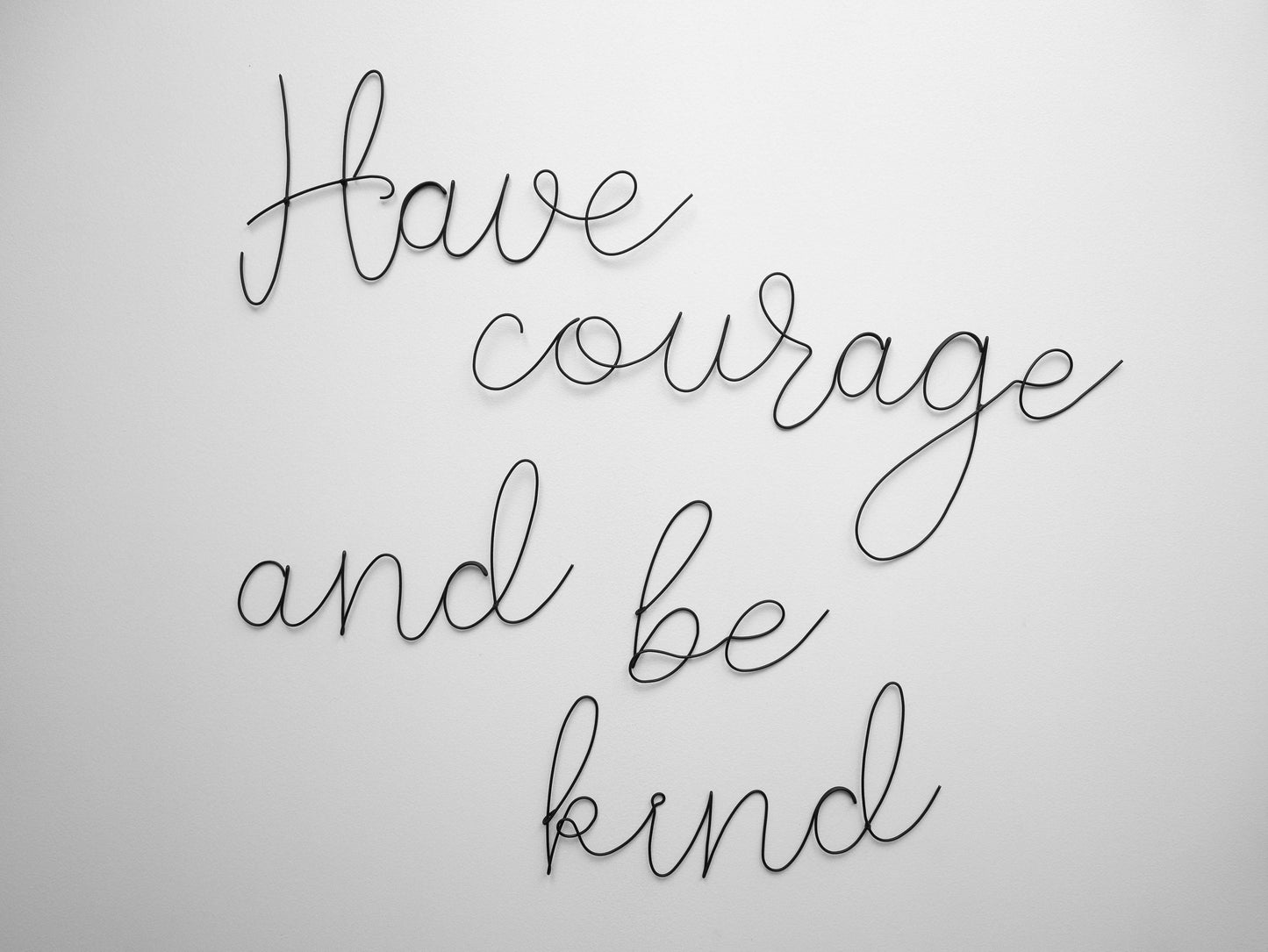 Phrase fil de fer " Have courage and be kind ", mot en fil de fer, écriture fil de fer recuit, once upon a time, citation fil de fer recuit