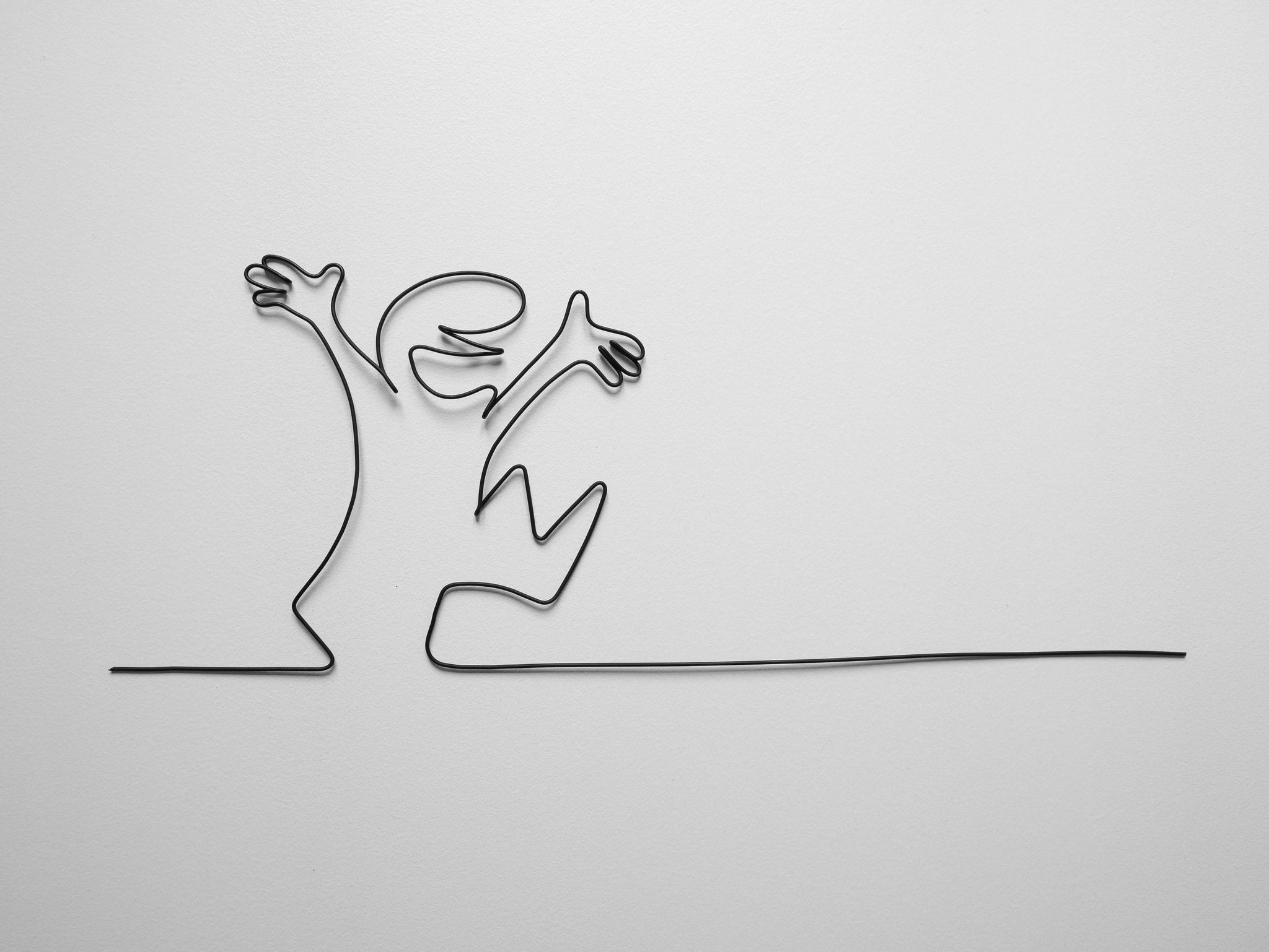 Inspiration Parodie La Linea en fil de fer recuit, sculpture fil de fer, décoration murale, déco année 70, citation fil de fer, écriture